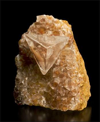 Calcite triangle Daye Mine China small cabinet